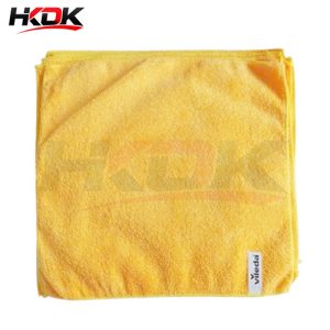 Khăn lau bàn ghế màu vàng cam
