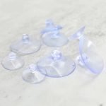 <h4><strong>1. Núm hít kính là gì?</strong></h4>
Núm hít kính có lỗ gài là một loại dụng cụ được thiết kế với khả năng bám chặt trên các bề mặt phẳng, đặc biệt là kính hoặc bề mặt trơn như gạch men, nhựa hoặc kim loại. Đặc biệt, loại núm này được tích hợp thêm một lỗ hoặc khe, giúp dễ dàng cố định các vật dụng khác.
<h4><strong>2. Cấu tạo của núm hít kính có lỗ gài</strong></h4>
Núm hít kính có lỗ gài thường bao gồm các thành phần sau:
<ul>
 	<li><strong>Phần hút chân không</strong>: Làm từ cao su hoặc silicone, giúp bám chặt vào bề mặt kính hoặc các chất liệu nhẵn.</li>
 	<li><strong>Thân nhựa hoặc kim loại</strong>: Chịu lực tốt, dùng để nâng đỡ và tạo kết cấu cứng cáp cho núm hít.</li>
 	<li><strong>Lỗ gài</strong>: Thiết kế thêm lỗ tròn hoặc khe hẹp, cho phép luồn dây, gài móc, hoặc cố định các vật dụng khác.

[caption id="attachment_512" align="alignleft" width="289"]<img class=" wp-image-512" src="https://khanlausunny.vn/wp-content/uploads/2024/10/Num-nhua-hit-kinh.jpg" alt="Miếng hít dán tường" width="289" height="289" />         Miếng hít kính có lỗ gài[/caption]</li>
</ul>
<h4><strong>3. Công dụng của núm hít kính có lỗ gài</strong></h4>
<ul>
 	<li><strong>Treo đồ</strong>: Dùng để treo các vật dụng như khăn, túi xách, dụng cụ nhà bếp, hoặc đồ trang trí.</li>
 	<li><strong>Cố định vật dụng</strong>: Gắn các phụ kiện như dây cáp, đèn trang trí, biển hiệu hoặc poster.</li>
 	<li><strong>Ứng dụng trong công nghiệp và nội thất</strong>: Giúp lắp đặt nhanh chóng mà không cần khoan, bắt vít.</li>
</ul>
<h4><strong>4. Ưu điểm nổi bật</strong></h4>
<ul>
 	<li><strong>Không cần khoan</strong>: Dễ dàng gắn trên kính hoặc bề mặt trơn mà không làm hư hại bề mặt.</li>
 	<li><strong>Tiện lợi và đa năng</strong>: Dễ dàng di chuyển và tái sử dụng ở các vị trí khác nhau.</li>
 	<li><strong>Thẩm mỹ cao</strong>: Giữ không gian sạch sẽ và gọn gàng, không để lại dấu vết khi tháo.</li>
</ul>
<h4><strong>5. Cách sử dụng núm hít kính có lỗ gài</strong></h4>
<ul>
 	<li>Làm sạch bề mặt kính hoặc bề mặt trơn cần gắn.</li>
 	<li>Đặt núm hít kính lên bề mặt và nhấn chặt để tạo lực hút.</li>
 	<li>Dùng lỗ gài để cố định vật dụng mong muốn.</li>
 	<li>Kiểm tra độ chắc chắn trước khi sử dụng.</li>
</ul>
<h4><strong>6. Một số lưu ý khi sử dụng</strong></h4>
<ul>
 	<li>Tránh gắn lên bề mặt có bụi bẩn, dầu mỡ, hoặc không bằng phẳng.</li>
 	<li>Không sử dụng để treo các vật quá nặng so với khả năng chịu lực của núm hít.</li>
 	<li>Kiểm tra định kỳ để đảm bảo núm hít không bị lỏng hoặc rơi.</li>
</ul>
<h4><strong>7. Ứng dụng thực tế</strong></h4>
Miếng hít kính được sử dụng rộng rãi trong:
<ul>
 	<li><strong>Nhà ở</strong>: Phòng bếp, phòng tắm, hoặc phòng khách.</li>
 	<li><strong>Văn phòng</strong>: Treo biển hiệu, dây cáp, hoặc dụng cụ làm việc.</li>
 	<li><strong>Cửa hàng</strong>: Trưng bày sản phẩm hoặc gắn các đồ trang trí.</li>
</ul>

<hr />

Với thiết kế thông minh và ứng dụng đa dạng, núm hít kính có lỗ xỏ là giải pháp tiện lợi cho nhiều nhu cầu trong đời sống và công việc. Nếu bạn đang tìm kiếm một cách gọn gàng và không gây hư hại để cố định đồ vật, đây chắc chắn là lựa chọn đáng cân nhắc.