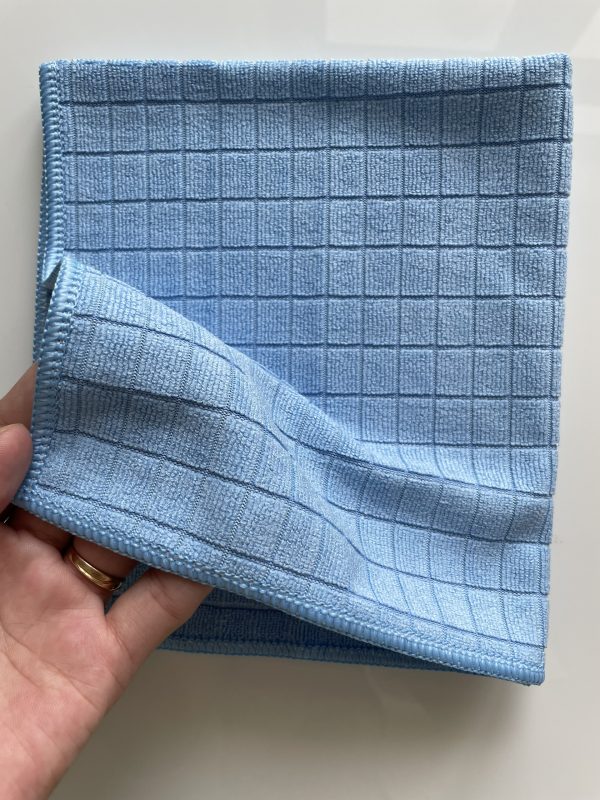 Khăn lau ô tô size 50x55cm màu xanh đậm là được làm từ sợi polyester và polyamide. Với cấu trúc đặc biệt giúp tăng cường khả năng thấm hút và làm sạch. Khăn có bề mặt mềm mại giúp an toàn cho mọi bề mặt, không để lại xơ vải hay vết xước khi sử dụng.