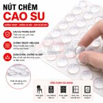 <h1><strong>Nút chêm cao su - Giải pháp nhỏ giúp bảo vệ nội thất và thiết bị hiệu quả</strong></h1>
Trong cuộc sống hằng ngày, những tiếng va chạm khi đóng cửa tủ, kéo ngăn kéo hay đặt các thiết bị lên mặt bàn tưởng chừng rất nhỏ nhưng lại là nguyên nhân khiến bề mặt nhanh trầy xước, phát sinh tiếng ồn và làm giảm tuổi thọ của sản phẩm. Đó cũng là lý do vì sao <strong>nút chêm cao su</strong> ngày càng được nhiều gia đình, văn phòng, cửa hàng và doanh nghiệp lựa chọn.

Chỉ với một chi tiết nhỏ có đường kính vài milimet, nút chêm cao su có thể giúp giảm lực va đập, hạn chế rung lắc, chống trượt và bảo vệ bề mặt tiếp xúc một cách hiệu quả. Đây là giải pháp tiết kiệm chi phí nhưng mang lại giá trị sử dụng lâu dài, đặc biệt đối với những sản phẩm được sử dụng thường xuyên.
<div style="background: #f8f9fa; border-left: 5px solid #0d6efd; padding: 18px; margin: 20px 0;">

<strong>Góc chia sẻ từ HKDK</strong>

Qua quá trình cung cấp phụ kiện cho nhiều khách hàng, HKDK nhận thấy phần lớn các hư hỏng nhỏ trên cửa tủ, mặt kính, bàn ghế hoặc thiết bị điện tử đều bắt nguồn từ những va chạm lặp đi lặp lại trong thời gian dài. Việc sử dụng nút chêm cao su ngay từ đầu là cách đơn giản để hạn chế những hư hỏng này, đồng thời giúp thiết bị hoạt động êm ái và bền bỉ hơn.

</div>
<h2><strong>Nút chêm cao su là gì?</strong></h2>
<strong>Nút chêm cao su</strong> (Rubber Bumper) là một loại đệm đàn hồi có kích thước nhỏ, được sản xuất từ cao su hoặc silicone chất lượng cao. Mặt dưới của sản phẩm được phủ lớp keo tự dính giúp người dùng dễ dàng lắp đặt trên nhiều bề mặt khác nhau mà không cần khoan, bắt vít hay sử dụng thêm keo chuyên dụng.

Khi được dán vào vị trí tiếp xúc giữa hai bề mặt, nút chêm sẽ hoạt động như một lớp đệm hấp thụ lực tác động, giúp giảm tiếng ồn, chống va đập và hạn chế hiện tượng trầy xước.

Hiện nay sản phẩm được sử dụng rộng rãi trên:
<ul>
 	<li>Cửa tủ bếp.</li>
 	<li>Ngăn kéo.</li>
 	<li>Bàn ghế gỗ.</li>
 	<li>Kệ kính.</li>
 	<li>Cửa kính.</li>
 	<li>Thiết bị điện tử.</li>
 	<li>Máy móc công nghiệp.</li>
 	<li>Tủ điện và tủ điều khiển.</li>
</ul>
<h2><strong>Vì sao nút chêm cao su ngày càng được sử dụng phổ biến?</strong></h2>
Nhiều người chỉ quan tâm đến đồ nội thất hoặc thiết bị chính mà bỏ qua những phụ kiện nhỏ đi kèm. Tuy nhiên, chính những chi tiết nhỏ như nút chêm cao su lại góp phần duy trì độ bền và tính thẩm mỹ của sản phẩm trong thời gian dài.
<h3><strong>Giảm tiếng ồn khi sử dụng</strong></h3>
Mỗi lần đóng cửa tủ hay kéo ngăn kéo đều tạo ra lực va chạm. Khi sử dụng nút chêm cao su, lực tác động sẽ được hấp thụ đáng kể, giúp thao tác đóng mở trở nên nhẹ nhàng và êm ái hơn.
<h3><strong>Bảo vệ bề mặt nội thất</strong></h3>
Đối với cửa gỗ, cửa kính, bàn làm việc hoặc các bề mặt sơn phủ, việc va chạm trực tiếp trong thời gian dài có thể gây bong sơn hoặc trầy xước. Một lớp đệm cao su nhỏ sẽ giúp hạn chế tình trạng này và giữ cho sản phẩm luôn như mới.
<h3><strong>Tăng khả năng chống trượt</strong></h3>
Nút chêm cao su còn giúp tăng ma sát giữa thiết bị và bề mặt đặt, hạn chế tình trạng xê dịch khi sử dụng. Đây là giải pháp hữu ích cho loa, modem, máy in, máy tính hoặc các thiết bị điện tử đặt trên bàn.
<h3><strong>Giảm rung cho thiết bị</strong></h3>
Đối với những thiết bị hoạt động liên tục, khả năng giảm rung của cao su sẽ góp phần hạn chế tiếng ồn, đồng thời bảo vệ linh kiện bên trong khỏi các tác động cơ học không cần thiết.
<h2><strong>Những vị trí nên sử dụng nút chêm cao su</strong></h2>
Một ưu điểm lớn của sản phẩm là tính linh hoạt. Chỉ cần lựa chọn đúng kích thước, người dùng có thể ứng dụng ở rất nhiều vị trí khác nhau.
<h3><strong>Trong gia đình</strong></h3>
<ul>
 	<li>Cửa tủ bếp.</li>
 	<li>Tủ quần áo.</li>
 	<li>Ngăn kéo.</li>
 	<li>Bàn học.</li>
 	<li>Bàn ăn.</li>
 	<li>Kệ sách.</li>
 	<li>Kệ tivi.</li>
 	<li>Khung ảnh.</li>
</ul>
<h3><strong>Trong văn phòng</strong></h3>
<ul>
 	<li>Bàn làm việc.</li>
 	<li>Tủ hồ sơ.</li>
 	<li>Máy in.</li>
 	<li>Máy photocopy.</li>
 	<li>Máy tính để bàn.</li>
 	<li>Thiết bị mạng.</li>
</ul>
<h3><strong>Trong cửa hàng và showroom</strong></h3>
<ul>
 	<li>Tủ trưng bày.</li>
 	<li>Kệ kính.</li>
 	<li>Quầy bán hàng.</li>
 	<li>Cửa kính cường lực.</li>
 	<li>Tủ trang sức.</li>
</ul>
<h2><strong>Mẹo chọn nút chêm cao su phù hợp</strong></h2>
Không phải sản phẩm nào cũng giống nhau. Việc lựa chọn đúng loại sẽ giúp phát huy tối đa hiệu quả bảo vệ.
<ul>
 	<li>Chọn đường kính phù hợp với diện tích tiếp xúc.</li>
 	<li>Ưu tiên loại có keo bám chắc nếu sử dụng lâu dài.</li>
 	<li>Đối với cửa kính hoặc nội thất cao cấp nên sử dụng loại trong suốt để đảm bảo tính thẩm mỹ.</li>
 	<li>Nếu thiết bị hoạt động trong môi trường nhiệt độ cao, nên cân nhắc dòng silicone để tăng tuổi thọ.</li>
</ul>
<div style="background: #fff8e1; border-left: 5px solid #ff9800; padding: 18px; margin-top: 20px;">

<strong>Mẹo nhỏ từ HKDK</strong>

Trước khi dán nút chêm cao su, hãy vệ sinh sạch bụi bẩn và dầu mỡ trên bề mặt bằng khăn mềm hoặc cồn IPA. Một thao tác nhỏ này sẽ giúp lớp keo bám chắc hơn và kéo dài thời gian sử dụng.

</div>
<h2><strong>So sánh nút chêm cao su và các loại đệm chống va đập phổ biến</strong></h2>
Trên thị trường hiện nay có nhiều loại đệm chống va đập được sản xuất từ các vật liệu khác nhau. Mỗi loại đều có những ưu điểm riêng, phù hợp với từng mục đích sử dụng.
<table style="width: 100%; border-collapse: collapse;" border="1" cellpadding="8">
<thead>
<tr>
<th>Tiêu chí</th>
<th>Nút chêm cao su</th>
<th>Silicone</th>
<th>PU (Polyurethane)</th>
</tr>
</thead>
<tbody>
<tr>
<td>Độ đàn hồi</td>
<td>★★★★★</td>
<td>★★★★★</td>
<td>★★★★☆</td>
</tr>
<tr>
<td>Khả năng giảm tiếng ồn</td>
<td>Rất tốt</td>
<td>Rất tốt</td>
<td>Tốt</td>
</tr>
<tr>
<td>Chống trượt</td>
<td>Rất tốt</td>
<td>Tốt</td>
<td>Khá</td>
</tr>
<tr>
<td>Khả năng chịu nhiệt</td>
<td>Tốt</td>
<td>Rất tốt</td>
<td>Khá</td>
</tr>
<tr>
<td>Tính thẩm mỹ</td>
<td>Tốt</td>
<td>Rất cao</td>
<td>Tốt</td>
</tr>
<tr>
<td>Ứng dụng</td>
<td>Nội thất, máy móc</td>
<td>Cửa kính, nội thất cao cấp</td>
<td>Thiết bị chuyên dụng</td>
</tr>
</tbody>
</table>
Đối với phần lớn nhu cầu trong gia đình, văn phòng và cửa hàng, <strong>nút chêm cao su</strong> vẫn là lựa chọn cân bằng giữa hiệu quả sử dụng, độ bền và chi phí đầu tư.
<h2><strong>Cách lựa chọn kích thước nút chêm cao su</strong></h2>
Kích thước là yếu tố ảnh hưởng trực tiếp đến hiệu quả chống va đập và độ bền của sản phẩm. Chọn đúng kích thước sẽ giúp lực phân bố đều, tăng khả năng bảo vệ và kéo dài tuổi thọ của lớp keo.
<table style="width: 100%; border-collapse: collapse;" border="1" cellpadding="8">
<thead>
<tr>
<th>Kích thước</th>
<th>Ứng dụng phù hợp</th>
</tr>
</thead>
<tbody>
<tr>
<td>6 mm</td>
<td>Hộp nhựa, đồ trang trí, khung ảnh.</td>
</tr>
<tr>
<td>8 mm</td>
<td>Ngăn kéo nhỏ, cửa tủ mini.</td>
</tr>
<tr>
<td>10 mm</td>
<td>Tủ bếp, bàn làm việc, kệ sách.</td>
</tr>
<tr>
<td>12 mm</td>
<td>Cửa gỗ, cửa nhôm, cửa kính.</td>
</tr>
<tr>
<td>15 - 20 mm</td>
<td>Máy móc, thiết bị công nghiệp, tủ điện.</td>
</tr>
</tbody>
</table>
<div style="background: #e8f5e9; border-left: 5px solid #2e7d32; padding: 18px; margin: 20px 0;">

<strong>Kinh nghiệm từ HKDK</strong>

Nếu phân vân giữa hai kích thước, hãy ưu tiên loại có diện tích tiếp xúc lớn hơn một chút. Điều này giúp lực va chạm được phân tán tốt hơn và tăng tuổi thọ của lớp keo khi sử dụng lâu dài.

</div>
<h2><strong>7 sai lầm thường gặp khi sử dụng nút chêm cao su</strong></h2>
<ol>
 	<li>Dán trực tiếp lên bề mặt còn bụi bẩn hoặc dầu mỡ.</li>
 	<li>Chọn kích thước quá nhỏ so với vị trí cần bảo vệ.</li>
 	<li>Sử dụng sản phẩm ở môi trường nhiệt độ vượt quá khuyến nghị.</li>
 	<li>Dán quá sát mép cửa khiến lực tác động không được phân bố đều.</li>
 	<li>Tác động mạnh ngay sau khi dán khiến lớp keo chưa kịp ổn định.</li>
 	<li>Tái sử dụng nút chêm đã tháo ra nhiều lần.</li>
 	<li>Chỉ thay mới khi sản phẩm đã bong hoàn toàn, thay vì kiểm tra định kỳ.</li>
</ol>
Việc tránh những sai lầm trên sẽ giúp nút chêm phát huy tối đa khả năng giảm chấn và bảo vệ thiết bị.
<h2><strong>Hướng dẫn sử dụng để đạt hiệu quả cao nhất</strong></h2>
<ul>
 	<li>Làm sạch và lau khô hoàn toàn bề mặt trước khi dán.</li>
 	<li>Bóc lớp giấy bảo vệ keo và dán đúng vị trí.</li>
 	<li>Ấn giữ khoảng 10–20 giây để tăng độ bám.</li>
 	<li>Hạn chế đóng mở mạnh trong vài giờ đầu.</li>
 	<li>Kiểm tra định kỳ và thay mới khi lớp đệm có dấu hiệu lão hóa.</li>
</ul>
<h2><strong>Câu hỏi thường gặp</strong></h2>
<h3><strong>Nút chêm cao su có dùng được ngoài trời không?</strong></h3>
Có, tuy nhiên nên chọn sản phẩm có chất liệu phù hợp với điều kiện thời tiết và tránh tiếp xúc trực tiếp với ánh nắng trong thời gian dài.
<h3><strong>Keo tự dính có bền không?</strong></h3>
Nếu được dán trên bề mặt sạch và đúng kỹ thuật, lớp keo có thể sử dụng ổn định trong thời gian dài.
<h3><strong>Có thể dán trên kính không?</strong></h3>
Hoàn toàn được. Với cửa kính hoặc tủ kính, nên ưu tiên loại trong suốt để đảm bảo tính thẩm mỹ.
<h3><strong>Nút chêm cao su có tái sử dụng được không?</strong></h3>
Không nên. Sau khi tháo ra, khả năng bám dính của lớp keo sẽ giảm đáng kể.
<h3><strong>Khi nào nên thay mới?</strong></h3>
Khi lớp cao su bị chai cứng, biến dạng hoặc keo không còn bám chắc, nên thay mới để duy trì hiệu quả bảo vệ.
<h2><strong>HKDK - Đồng hành cùng giải pháp bảo vệ thiết bị và nội thất</strong></h2>
Tại HKDK, chúng tôi tin rằng những phụ kiện nhỏ cũng có thể tạo nên sự khác biệt lớn. Chính vì vậy, mỗi sản phẩm được lựa chọn đều hướng đến ba tiêu chí: <strong>chất lượng - độ bền - tính ứng dụng thực tế</strong>.

Danh mục <strong>nút chêm cao su</strong> của HKDK được tuyển chọn với nhiều kích thước và kiểu dáng, phù hợp cho gia đình, văn phòng, cửa hàng cũng như các hệ thống máy móc và thiết bị công nghiệp. Chúng tôi luôn sẵn sàng hỗ trợ khách hàng lựa chọn đúng sản phẩm theo từng nhu cầu cụ thể.
<div style="background: #f5f5f5; border: 1px solid #dcdcdc; padding: 20px; border-radius: 8px; margin-top: 25px;">
<h2 style="margin-top: 0;"><strong>Liên hệ tư vấn cùng HKDK</strong></h2>
Bạn đang tìm kiếm <strong>nút chêm cao su</strong> chất lượng để chống va đập, giảm tiếng ồn và bảo vệ nội thất hoặc thiết bị?

Đội ngũ HKDK luôn sẵn sàng tư vấn giải pháp phù hợp theo từng mục đích sử dụng, giúp bạn lựa chọn đúng kích thước, đúng chất liệu và tối ưu chi phí.

<strong>HKDK - Phụ kiện nhỏ, giá trị bền lâu.</strong>

</div>