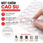 <h1><strong>Nút chêm cao su - Giải pháp nhỏ giúp bảo vệ nội thất và thiết bị hiệu quả</strong></h1>
Trong cuộc sống hằng ngày, những tiếng va chạm khi đóng cửa tủ, kéo ngăn kéo hay đặt các thiết bị lên mặt bàn tưởng chừng rất nhỏ nhưng lại là nguyên nhân khiến bề mặt nhanh trầy xước, phát sinh tiếng ồn và làm giảm tuổi thọ của sản phẩm. Đó cũng là lý do vì sao <strong>nút chêm cao su</strong> ngày càng được nhiều gia đình, văn phòng, cửa hàng và doanh nghiệp lựa chọn.

Chỉ với một chi tiết nhỏ có đường kính vài milimet, nút chêm cao su có thể giúp giảm lực va đập, hạn chế rung lắc, chống trượt và bảo vệ bề mặt tiếp xúc một cách hiệu quả. Đây là giải pháp tiết kiệm chi phí nhưng mang lại giá trị sử dụng lâu dài, đặc biệt đối với những sản phẩm được sử dụng thường xuyên.
<div style="background: #f8f9fa; border-left: 5px solid #0d6efd; padding: 18px; margin: 20px 0;">

<strong>Góc chia sẻ từ HKDK</strong>

Qua quá trình cung cấp phụ kiện cho nhiều khách hàng, HKDK nhận thấy phần lớn các hư hỏng nhỏ trên cửa tủ, mặt kính, bàn ghế hoặc thiết bị điện tử đều bắt nguồn từ những va chạm lặp đi lặp lại trong thời gian dài. Việc sử dụng nút chêm cao su ngay từ đầu là cách đơn giản để hạn chế những hư hỏng này, đồng thời giúp thiết bị hoạt động êm ái và bền bỉ hơn.

</div>
<h2 style="text-align: center;"><a href="https://hkdk.vn/danh-muc-san-pham/dem-silicon-chong-va-dap/"><img class="aligncenter wp-image-913 size-medium" src="https://hkdk.vn/wp-content/uploads/2026/06/Nut-chem-cao-su-silicon-300x300.jpg" alt="Nút chêm cao su silicon giảm chấn chống va đập bảo vệ đồ nội thất, thiết bị tiện lợi" width="300" height="300" /></a></h2>
<h2><strong>Nút chêm cao su là gì?</strong></h2>
<strong>Nút chêm cao su</strong> (Rubber Bumper) là một loại đệm đàn hồi có kích thước nhỏ, được sản xuất từ cao su hoặc silicone chất lượng cao. Mặt dưới của sản phẩm được phủ lớp keo tự dính giúp người dùng dễ dàng lắp đặt trên nhiều bề mặt khác nhau mà không cần khoan, bắt vít hay sử dụng thêm keo chuyên dụng.

Khi được dán vào vị trí tiếp xúc giữa hai bề mặt, nút chêm sẽ hoạt động như một lớp đệm hấp thụ lực tác động, giúp giảm tiếng ồn, chống va đập và hạn chế hiện tượng trầy xước.

Hiện nay sản phẩm được sử dụng rộng rãi trên:
<ul>
 	<li>Cửa tủ bếp.</li>
 	<li>Ngăn kéo.</li>
 	<li>Bàn ghế gỗ.</li>
 	<li>Kệ kính.</li>
 	<li>Cửa kính.</li>
 	<li>Thiết bị điện tử.</li>
 	<li>Máy móc công nghiệp.</li>
 	<li>Tủ điện và tủ điều khiển.</li>
</ul>
<h2><strong>Vì sao nút chêm cao su ngày càng được sử dụng phổ biến?</strong></h2>
Nhiều người chỉ quan tâm đến đồ nội thất hoặc thiết bị chính mà bỏ qua những phụ kiện nhỏ đi kèm. Tuy nhiên, chính những chi tiết nhỏ như nút chêm cao su lại góp phần duy trì độ bền và tính thẩm mỹ của sản phẩm trong thời gian dài.
<h3><strong>Giảm tiếng ồn khi sử dụng</strong></h3>
Mỗi lần đóng cửa tủ hay kéo ngăn kéo đều tạo ra lực va chạm. Khi sử dụng nút chêm cao su, lực tác động sẽ được hấp thụ đáng kể, giúp thao tác đóng mở trở nên nhẹ nhàng và êm ái hơn.
<h3><strong>Bảo vệ bề mặt nội thất</strong></h3>
Đối với cửa gỗ, cửa kính, bàn làm việc hoặc các bề mặt sơn phủ, việc va chạm trực tiếp trong thời gian dài có thể gây bong sơn hoặc trầy xước. Một lớp đệm cao su nhỏ sẽ giúp hạn chế tình trạng này và giữ cho sản phẩm luôn như mới.
<h3><strong>Tăng khả năng chống trượt</strong></h3>
Nút chêm cao su còn giúp tăng ma sát giữa thiết bị và bề mặt đặt, hạn chế tình trạng xê dịch khi sử dụng. Đây là giải pháp hữu ích cho loa, modem, máy in, máy tính hoặc các thiết bị điện tử đặt trên bàn.
<h3><strong>Giảm rung cho thiết bị</strong></h3>
Đối với những thiết bị hoạt động liên tục, khả năng giảm rung của cao su sẽ góp phần hạn chế tiếng ồn, đồng thời bảo vệ linh kiện bên trong khỏi các tác động cơ học không cần thiết.
<h2><strong>Những vị trí nên sử dụng nút chêm cao su</strong></h2>
Một ưu điểm lớn của sản phẩm là tính linh hoạt. Chỉ cần lựa chọn đúng kích thước, người dùng có thể ứng dụng ở rất nhiều vị trí khác nhau.
<h3><strong>Trong gia đình</strong></h3>
<ul>
 	<li>Cửa tủ bếp.</li>
 	<li>Tủ quần áo.</li>
 	<li>Ngăn kéo.</li>
 	<li>Bàn học.</li>
 	<li>Bàn ăn.</li>
 	<li>Kệ sách.</li>
 	<li>Kệ tivi.</li>
 	<li>Khung ảnh.</li>
</ul>
<h3><strong>Trong văn phòng</strong></h3>
<ul>
 	<li>Bàn làm việc.</li>
 	<li>Tủ hồ sơ.</li>
 	<li>Máy in.</li>
 	<li>Máy photocopy.</li>
 	<li>Máy tính để bàn.</li>
 	<li>Thiết bị mạng.</li>
</ul>
<h3><strong>Trong cửa hàng và showroom</strong></h3>
<ul>
 	<li>Tủ trưng bày.</li>
 	<li>Kệ kính.</li>
 	<li>Quầy bán hàng.</li>
 	<li>Cửa kính cường lực.</li>
 	<li>Tủ trang sức.</li>
</ul>
<h2><strong>Mẹo chọn nút chêm cao su phù hợp</strong></h2>
Không phải sản phẩm nào cũng giống nhau. Việc lựa chọn đúng loại sẽ giúp phát huy tối đa hiệu quả bảo vệ.
<ul>
 	<li>Chọn đường kính phù hợp với diện tích tiếp xúc.</li>
 	<li>Ưu tiên loại có keo bám chắc nếu sử dụng lâu dài.</li>
 	<li>Đối với cửa kính hoặc nội thất cao cấp nên sử dụng loại trong suốt để đảm bảo tính thẩm mỹ.</li>
 	<li>Nếu thiết bị hoạt động trong môi trường nhiệt độ cao, nên cân nhắc dòng silicone để tăng tuổi thọ.</li>
</ul>
<div style="background: #fff8e1; border-left: 5px solid #ff9800; padding: 18px; margin-top: 20px;">

<strong>Mẹo nhỏ từ HKDK</strong>

Trước khi dán nút chêm cao su, hãy vệ sinh sạch bụi bẩn và dầu mỡ trên bề mặt bằng khăn mềm hoặc cồn IPA. Một thao tác nhỏ này sẽ giúp lớp keo bám chắc hơn và kéo dài thời gian sử dụng.

</div>
<h2><strong>So sánh nút chêm cao su và các loại đệm chống va đập phổ biến</strong></h2>
Trên thị trường hiện nay có nhiều loại đệm chống va đập được sản xuất từ các vật liệu khác nhau. Mỗi loại đều có những ưu điểm riêng, phù hợp với từng mục đích sử dụng.
<table style="width: 100%; border-collapse: collapse;" border="1" cellpadding="8">
<thead>
<tr>
<th>Tiêu chí</th>
<th>Nút chêm cao su</th>
<th>Silicone</th>
<th>PU (Polyurethane)</th>
</tr>
</thead>
<tbody>
<tr>
<td>Độ đàn hồi</td>
<td>★★★★★</td>
<td>★★★★★</td>
<td>★★★★☆</td>
</tr>
<tr>
<td>Khả năng giảm tiếng ồn</td>
<td>Rất tốt</td>
<td>Rất tốt</td>
<td>Tốt</td>
</tr>
<tr>
<td>Chống trượt</td>
<td>Rất tốt</td>
<td>Tốt</td>
<td>Khá</td>
</tr>
<tr>
<td>Khả năng chịu nhiệt</td>
<td>Tốt</td>
<td>Rất tốt</td>
<td>Khá</td>
</tr>
<tr>
<td>Tính thẩm mỹ</td>
<td>Tốt</td>
<td>Rất cao</td>
<td>Tốt</td>
</tr>
<tr>
<td>Ứng dụng</td>
<td>Nội thất, máy móc</td>
<td>Cửa kính, nội thất cao cấp</td>
<td>Thiết bị chuyên dụng</td>
</tr>
</tbody>
</table>
Đối với phần lớn nhu cầu trong gia đình, văn phòng và cửa hàng, <strong>nút chêm cao su</strong> vẫn là lựa chọn cân bằng giữa hiệu quả sử dụng, độ bền và chi phí đầu tư.
<h2><strong>Cách lựa chọn kích thước nút chêm cao su</strong></h2>
Kích thước là yếu tố ảnh hưởng trực tiếp đến hiệu quả chống va đập và độ bền của sản phẩm. Chọn đúng kích thước sẽ giúp lực phân bố đều, tăng khả năng bảo vệ và kéo dài tuổi thọ của lớp keo.
<table style="width: 100%; border-collapse: collapse;" border="1" cellpadding="8">
<thead>
<tr>
<th>Kích thước</th>
<th>Ứng dụng phù hợp</th>
</tr>
</thead>
<tbody>
<tr>
<td>6 mm</td>
<td>Hộp nhựa, đồ trang trí, khung ảnh.</td>
</tr>
<tr>
<td>8 mm</td>
<td>Ngăn kéo nhỏ, cửa tủ mini.</td>
</tr>
<tr>
<td>10 mm</td>
<td>Tủ bếp, bàn làm việc, kệ sách.</td>
</tr>
<tr>
<td>12 mm</td>
<td>Cửa gỗ, cửa nhôm, cửa kính.</td>
</tr>
<tr>
<td>15 - 20 mm</td>
<td>Máy móc, thiết bị công nghiệp, tủ điện.</td>
</tr>
</tbody>
</table>
<div style="background: #e8f5e9; border-left: 5px solid #2e7d32; padding: 18px; margin: 20px 0;">

<strong>Kinh nghiệm từ HKDK</strong>

Nếu phân vân giữa hai kích thước, hãy ưu tiên loại có diện tích tiếp xúc lớn hơn một chút. Điều này giúp lực va chạm được phân tán tốt hơn và tăng tuổi thọ của lớp keo khi sử dụng lâu dài.

</div>
<h2><strong>7 sai lầm thường gặp khi sử dụng nút chêm cao su</strong></h2>
<ol>
 	<li>Dán trực tiếp lên bề mặt còn bụi bẩn hoặc dầu mỡ.</li>
 	<li>Chọn kích thước quá nhỏ so với vị trí cần bảo vệ.</li>
 	<li>Sử dụng sản phẩm ở môi trường nhiệt độ vượt quá khuyến nghị.</li>
 	<li>Dán quá sát mép cửa khiến lực tác động không được phân bố đều.</li>
 	<li>Tác động mạnh ngay sau khi dán khiến lớp keo chưa kịp ổn định.</li>
 	<li>Tái sử dụng nút chêm đã tháo ra nhiều lần.</li>
 	<li>Chỉ thay mới khi sản phẩm đã bong hoàn toàn, thay vì kiểm tra định kỳ.</li>
</ol>
Việc tránh những sai lầm trên sẽ giúp nút chêm phát huy tối đa khả năng giảm chấn và bảo vệ thiết bị.
<h2><strong>Hướng dẫn sử dụng để đạt hiệu quả cao nhất</strong></h2>
<ul>
 	<li>Làm sạch và lau khô hoàn toàn bề mặt trước khi dán.</li>
 	<li>Bóc lớp giấy bảo vệ keo và dán đúng vị trí.</li>
 	<li>Ấn giữ khoảng 10–20 giây để tăng độ bám.</li>
 	<li>Hạn chế đóng mở mạnh trong vài giờ đầu.</li>
 	<li>Kiểm tra định kỳ và thay mới khi lớp đệm có dấu hiệu lão hóa.</li>
</ul>
<h2><strong>Câu hỏi thường gặp</strong></h2>
<h3><strong>Nút chêm cao su có dùng được ngoài trời không?</strong></h3>
Có, tuy nhiên nên chọn sản phẩm có chất liệu phù hợp với điều kiện thời tiết và tránh tiếp xúc trực tiếp với ánh nắng trong thời gian dài.
<h3><strong>Keo tự dính có bền không?</strong></h3>
Nếu được dán trên bề mặt sạch và đúng kỹ thuật, lớp keo có thể sử dụng ổn định trong thời gian dài.
<h3><strong>Có thể dán trên kính không?</strong></h3>
Hoàn toàn được. Với cửa kính hoặc tủ kính, nên ưu tiên loại trong suốt để đảm bảo tính thẩm mỹ.
<h3><strong>Nút chêm cao su có tái sử dụng được không?</strong></h3>
Không nên. Sau khi tháo ra, khả năng bám dính của lớp keo sẽ giảm đáng kể.
<h3><strong>Khi nào nên thay mới?</strong></h3>
Khi lớp cao su bị chai cứng, biến dạng hoặc keo không còn bám chắc, nên thay mới để duy trì hiệu quả bảo vệ.
<h2><strong>HKDK - Đồng hành cùng giải pháp bảo vệ thiết bị và nội thất</strong></h2>
Tại HKDK, chúng tôi tin rằng những phụ kiện nhỏ cũng có thể tạo nên sự khác biệt lớn. Chính vì vậy, mỗi sản phẩm được lựa chọn đều hướng đến ba tiêu chí: <strong>chất lượng - độ bền - tính ứng dụng thực tế</strong>.

Danh mục <strong>nút chêm cao su</strong> của HKDK được tuyển chọn với nhiều kích thước và kiểu dáng, phù hợp cho gia đình, văn phòng, cửa hàng cũng như các hệ thống máy móc và thiết bị công nghiệp. Chúng tôi luôn sẵn sàng hỗ trợ khách hàng lựa chọn đúng sản phẩm theo từng nhu cầu cụ thể.
<div style="background: #f5f5f5; border: 1px solid #dcdcdc; padding: 20px; border-radius: 8px; margin-top: 25px;">
<h2 style="margin-top: 0;"><strong>Liên hệ tư vấn cùng HKDK</strong></h2>
Bạn đang tìm kiếm <strong>nút chêm cao su</strong> chất lượng để chống va đập, giảm tiếng ồn và bảo vệ nội thất hoặc thiết bị?

Đội ngũ HKDK luôn sẵn sàng tư vấn giải pháp phù hợp theo từng mục đích sử dụng, giúp bạn lựa chọn đúng kích thước, đúng chất liệu và tối ưu chi phí.

<strong>Nút chêm cao su silicon - Phụ kiện nhỏ, giá trị bền lâu.</strong>

</div>